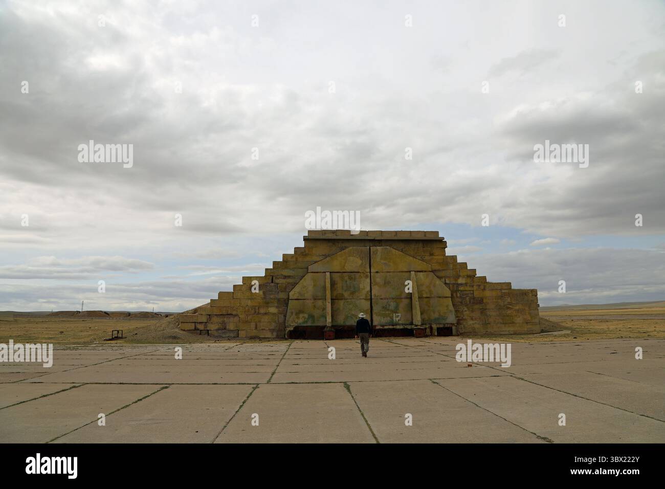 Hangar per aerei militari sovietici abbandonati in Mongolia Foto Stock