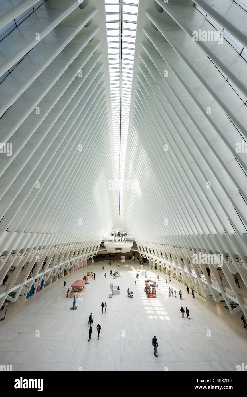 New York, USA - 24 aprile 2023: Hub dei trasporti dell'Oculus Center presso il WTC di New York. Foto Stock New York, USA - 24 aprile 2023: Hub dei trasporti dell'Oculus Center presso il WTC di New York. Foto Stock