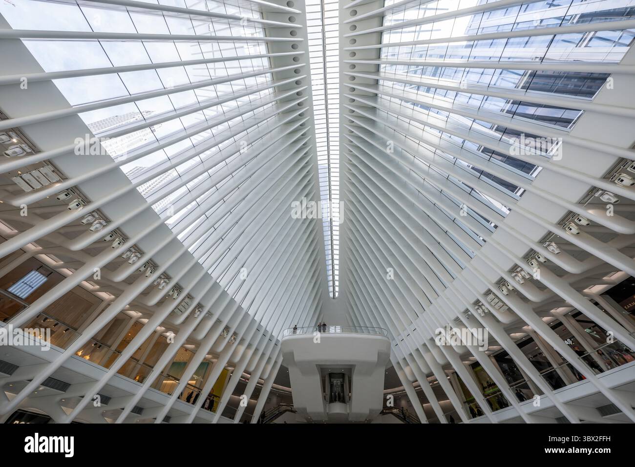 New York, USA - 24 aprile 2023: Hub dei trasporti dell'Oculus Center presso il WTC di New York. Foto Stock New York, USA - 24 aprile 2023: Hub dei trasporti dell'Oculus Center presso il WTC di New York. Foto Stock