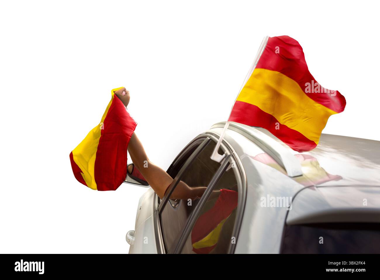 Fan con bandiera spagnola che festeggia in un'auto isolata sul bianco Foto Stock