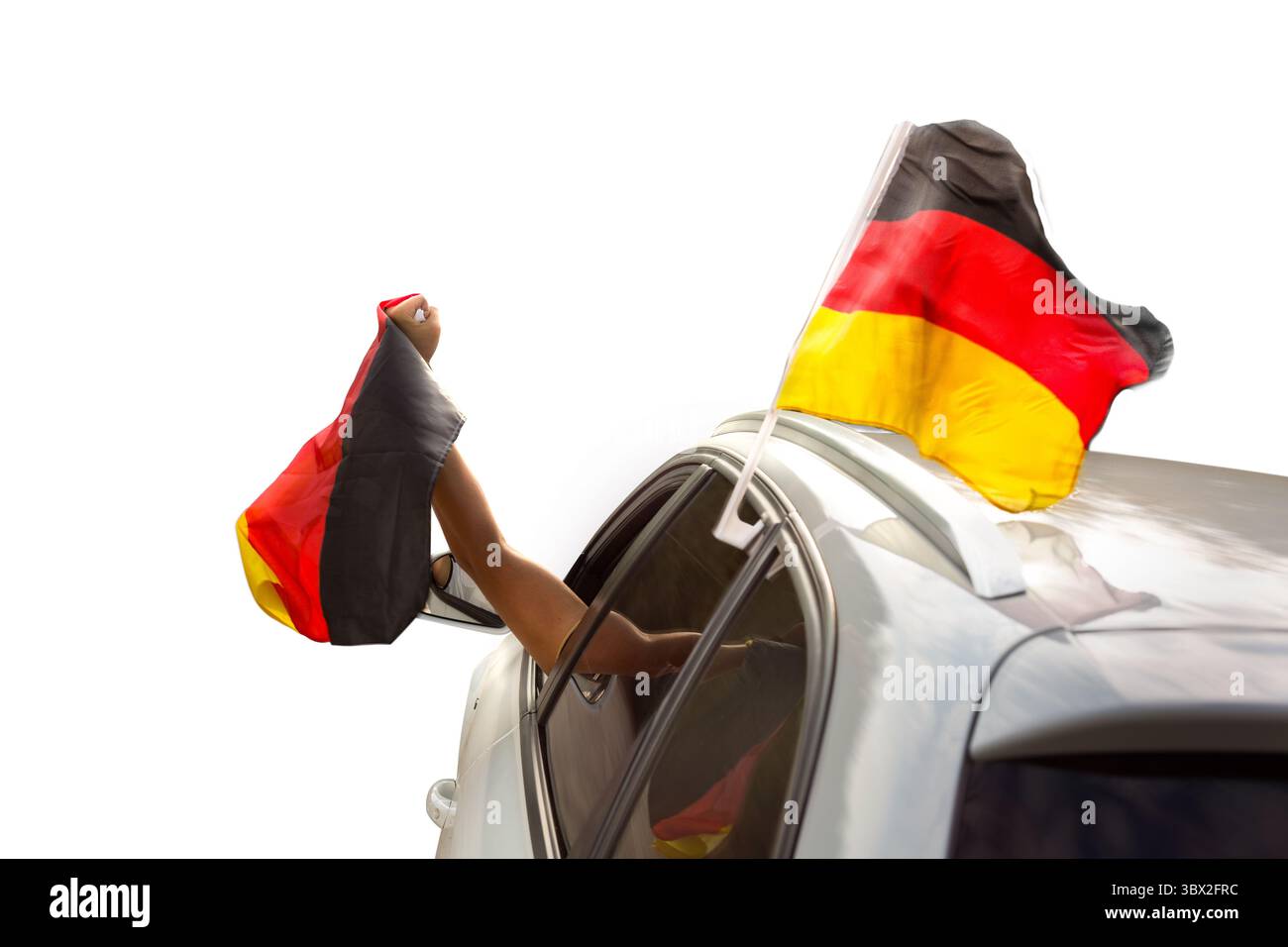 Fan con bandiera tedesca che festeggia in un'auto isolata sul bianco Foto Stock