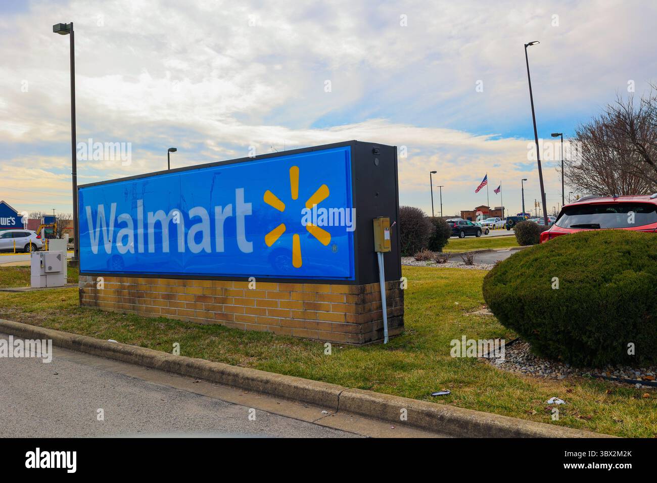 Louisville, Kentucky USA 11 febbraio 2024: Un cartello Walmart vicino a un ingresso a Louisville, Kentucky Foto Stock