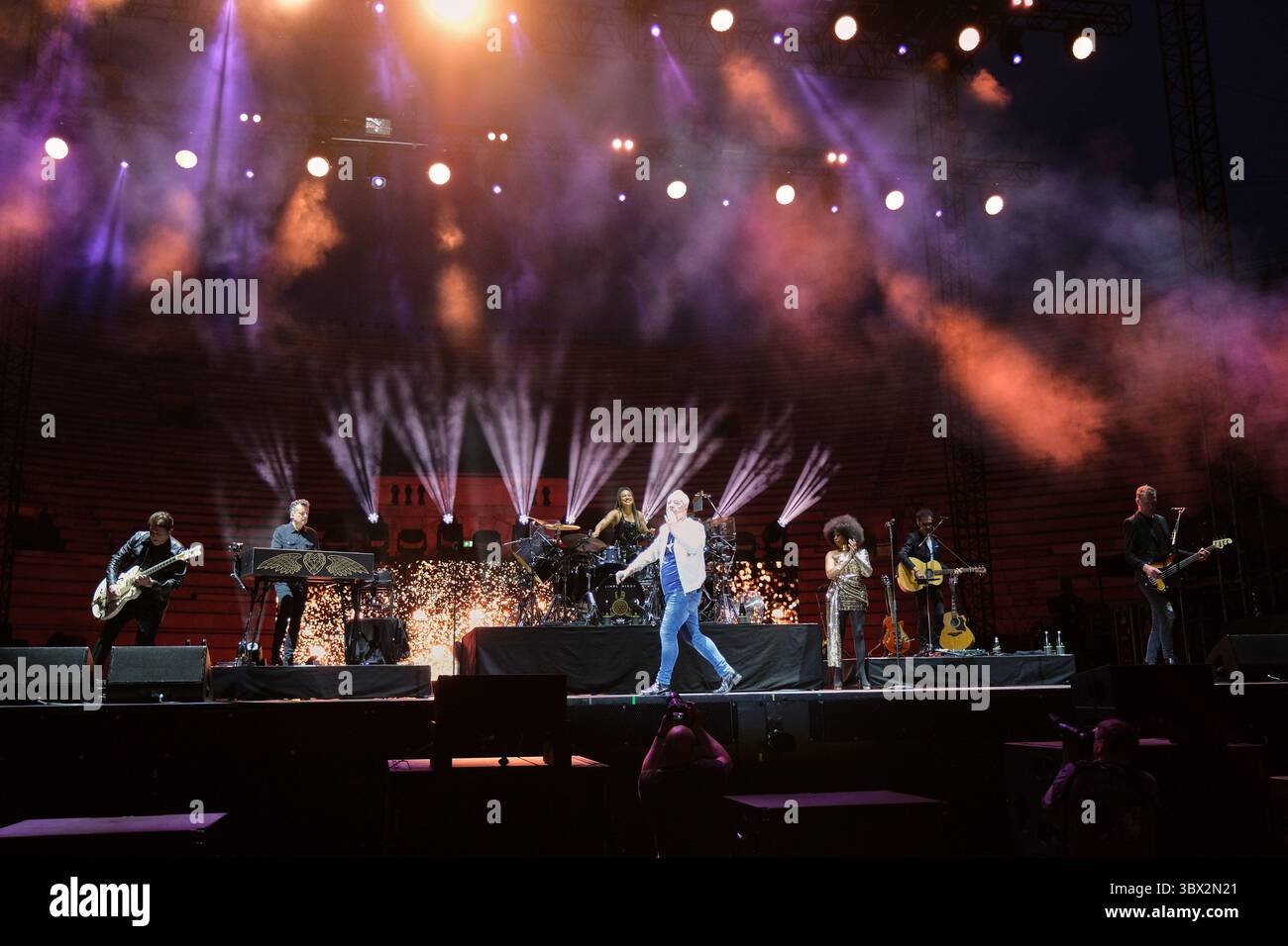 Arena, Verona, Italia, 15 luglio 2025, Simple Minds during SIMPLE MINDS - SUMMER LIVE 2025 - Concerto musicale Foto Stock