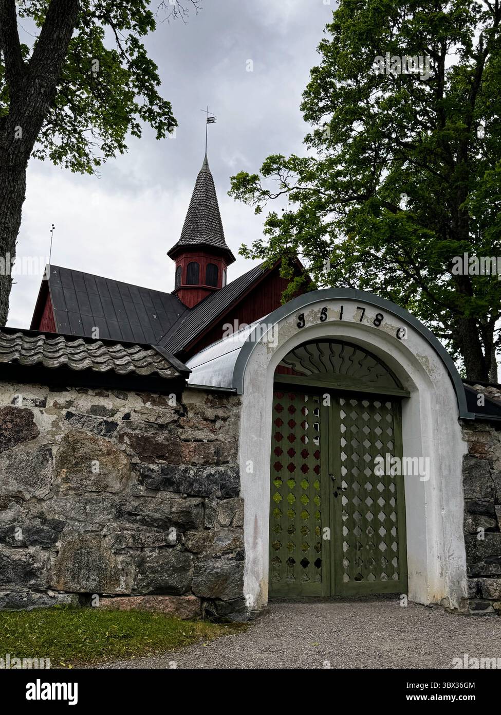 Visita da vicino la porta ad arco del 1780 della chiesa di Fagervik, Inkoo, monumento culturale finlandese della campagna finlandese. - Immagine stock catturata con smartphone