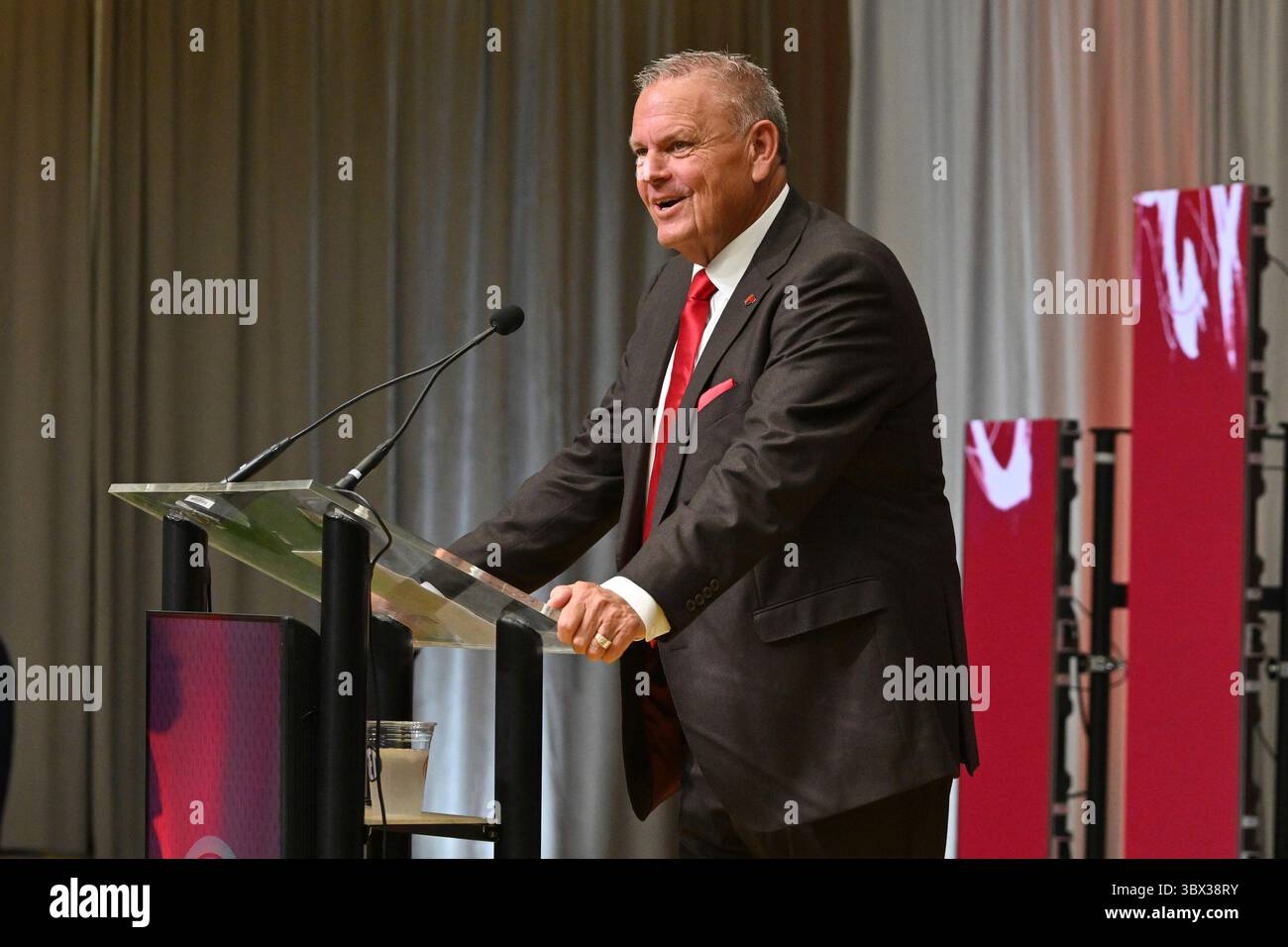 ATLANTA, GA - JULY 17: Arkansas Razorbacks head coach Sam Pittman addresses the media during SEC Media Days on July 17, 2025, at the College Football Hall of Fame in Atlanta, GA. (Photo by Jeffrey Vest/Icon Sportswire) (Icon Sportswire via AP Images) Foto Stock