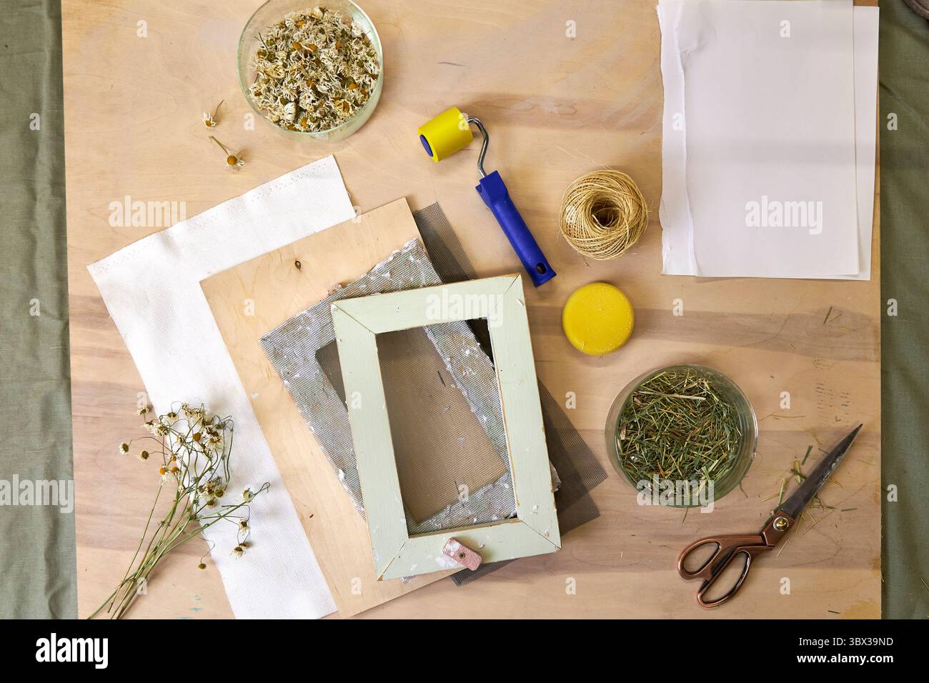 Posa piatta di materiali per la produzione di carta artigianale e per l'arte da parete eco-fai-da-te. Esercitazione creativa passo dopo passo con l'uso di fibre naturali, erbe e p riciclati Foto Stock