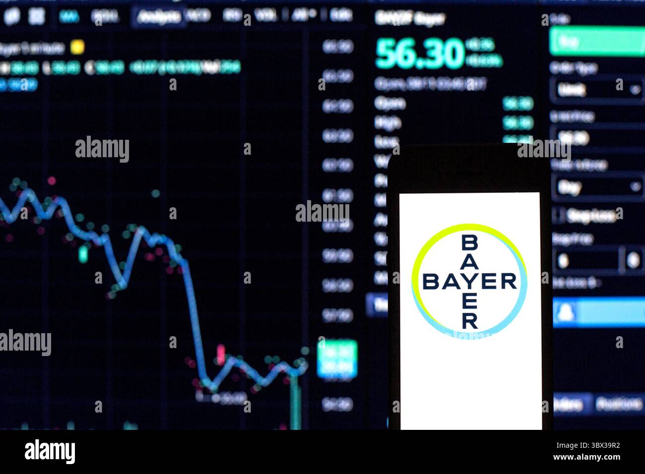 11 agosto 2021, Barcellona, Catalogna, Spagna: In questa foto viene mostrato un logo Bayer AG visualizzato su uno smartphone con le informazioni sulla Borsa di Bayer AG sullo sfondo. (Immagine di credito: © Thiago Prudencio/DAX tramite ZUMA Press Wire) Foto Stock