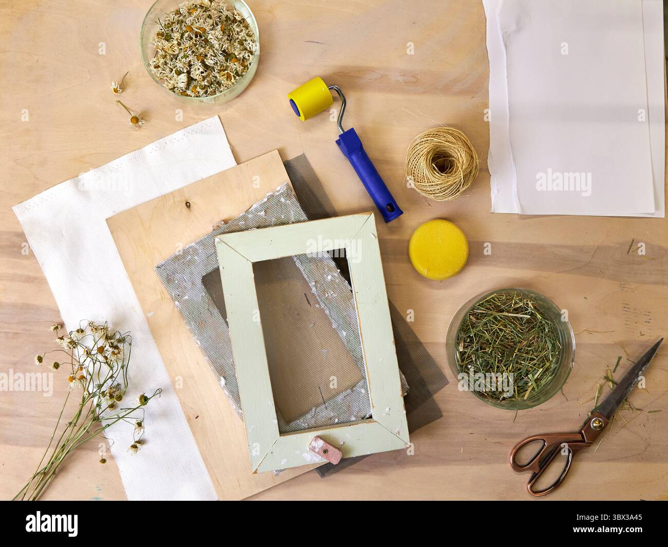 Posa piatta di materiali per la produzione di carta artigianale e per l'arte da parete eco-fai-da-te. Esercitazione creativa passo dopo passo con l'uso di fibre naturali, erbe e p riciclati Foto Stock