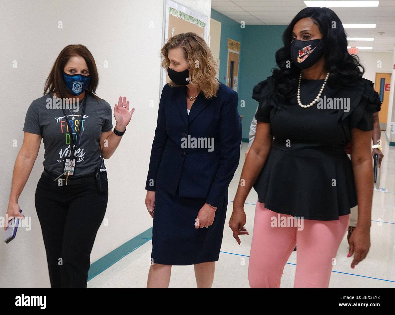 24 agosto 2021: La preside della Dolphin Bay Elementary School Sandra Nelson, a sinistra, parla con il sovrintendente ad interim Dr. Vickie L. Cartwright, middle, e membro del Consiglio scolastico Dr. Rosalind Osgood, il 16 agosto 2021, a Miramar, Florida. Più di 261.000 studenti delle Broward County Public Schools tornano a scuola per iniziare l'anno scolastico 2021/22. (Immagine di credito: © Joe Cavaretta/TNS via ZUMA Press Wire/TNS via ZUMA Press Wire) Foto Stock