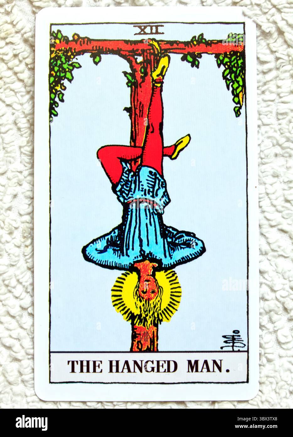 The Hanged Man - numero 12 - Studio individuale di carte Tarocchi impostato su sfondo testurizzato. Data: Luglio 2025 Foto Stock