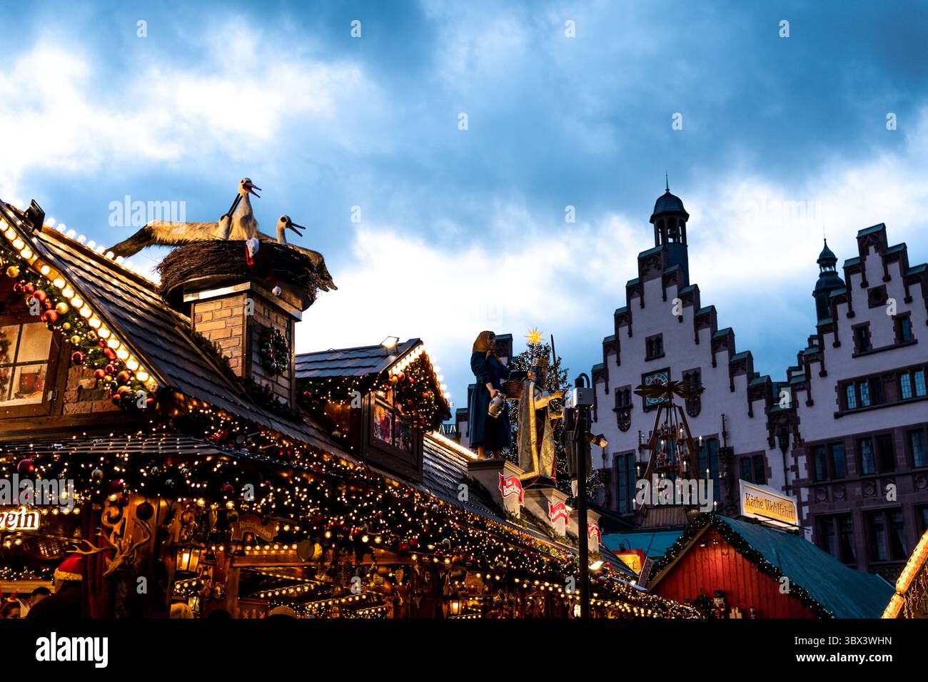 Vivace e vivace mercato di Natale a Francoforte, con bancarelle in legno decorate a festa adornate da scintillanti luci a corda. Foto Stock