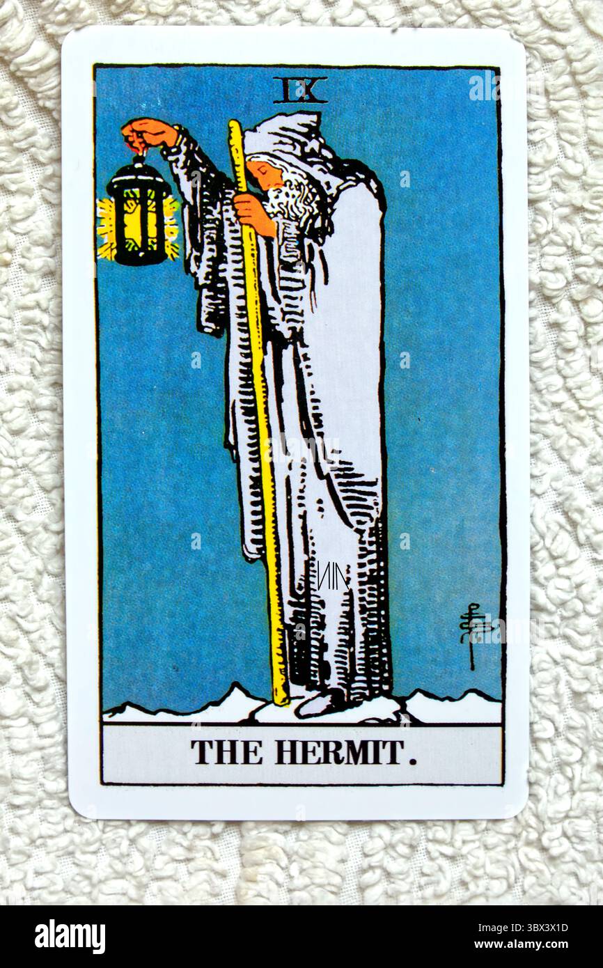 The Hermit - numero 9 - studio individuale di carte Tarocchi allestito su sfondo testurizzato. Data: Luglio 2025 Foto Stock
