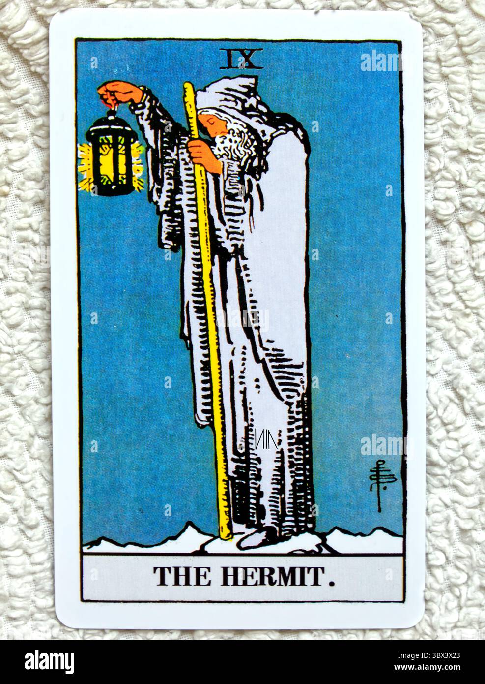 The Hermit - numero 9 - studio individuale di carte Tarocchi allestito su sfondo testurizzato. Data: Luglio 2025 Foto Stock