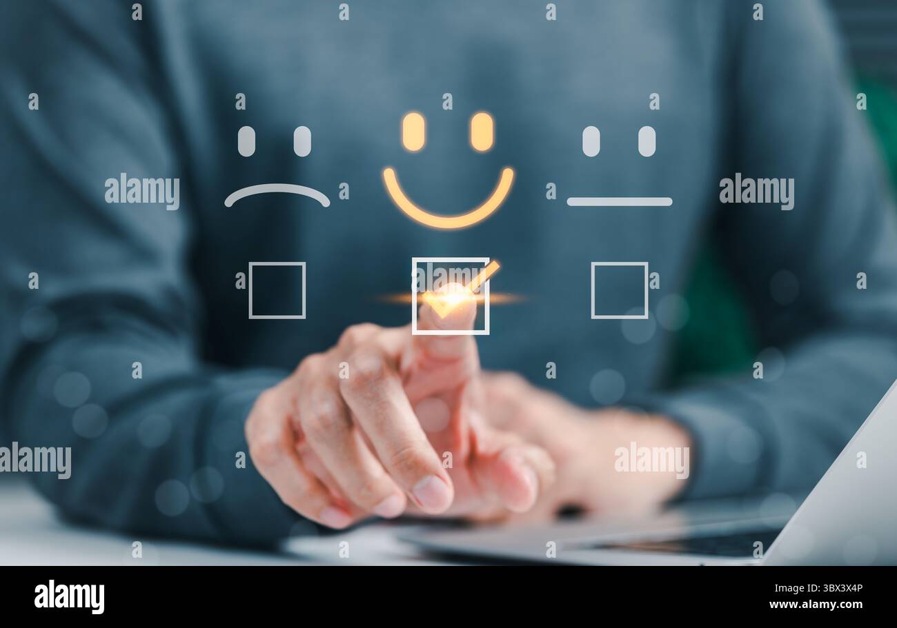 Analisi dei clienti feedback sulla soddisfazione del cliente. L'icona del volto sorridente sul sondaggio rappresenta il feedback dei clienti, la misurazione della soddisfazione, Foto Stock