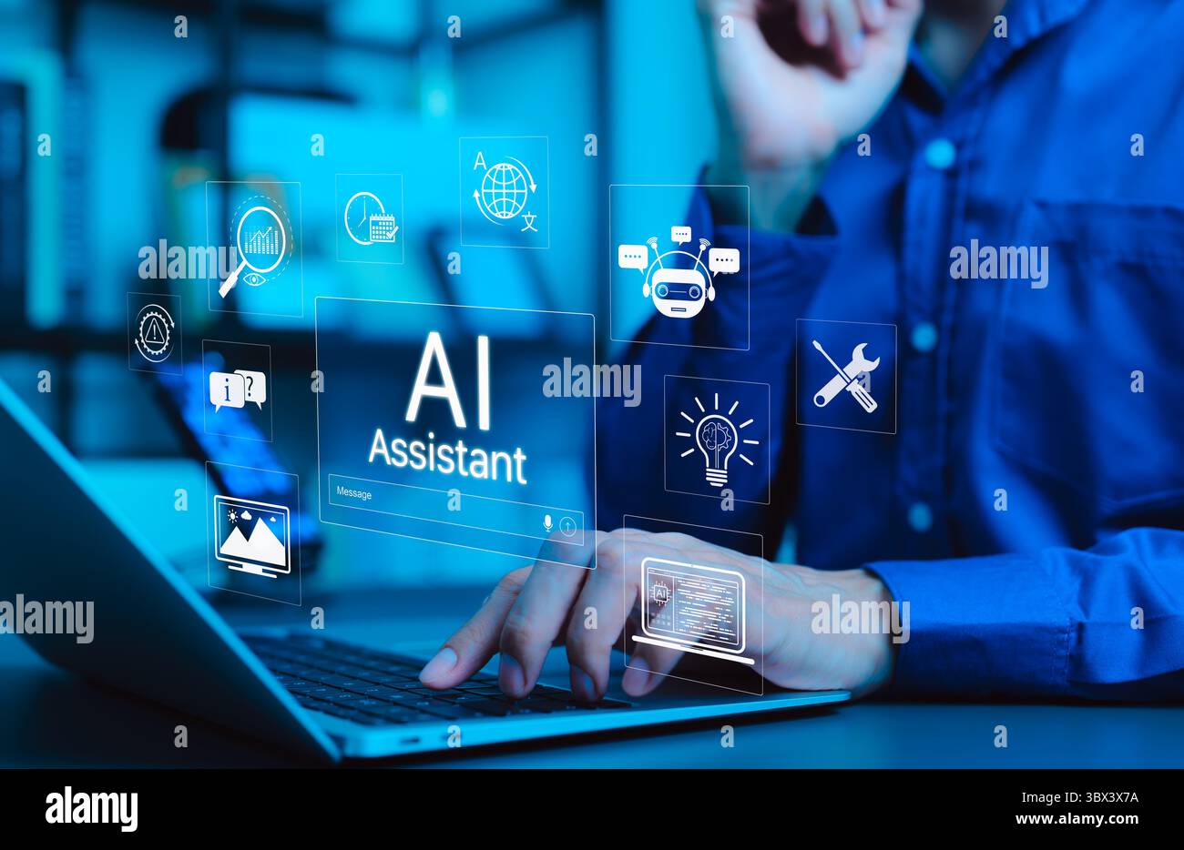 Concetto di tecnologia AI Assistant. Persona che lavora con icone di intelligenza artificiale, comunicazione chatbot, apprendimento automatico, strumenti di automazione, Foto Stock