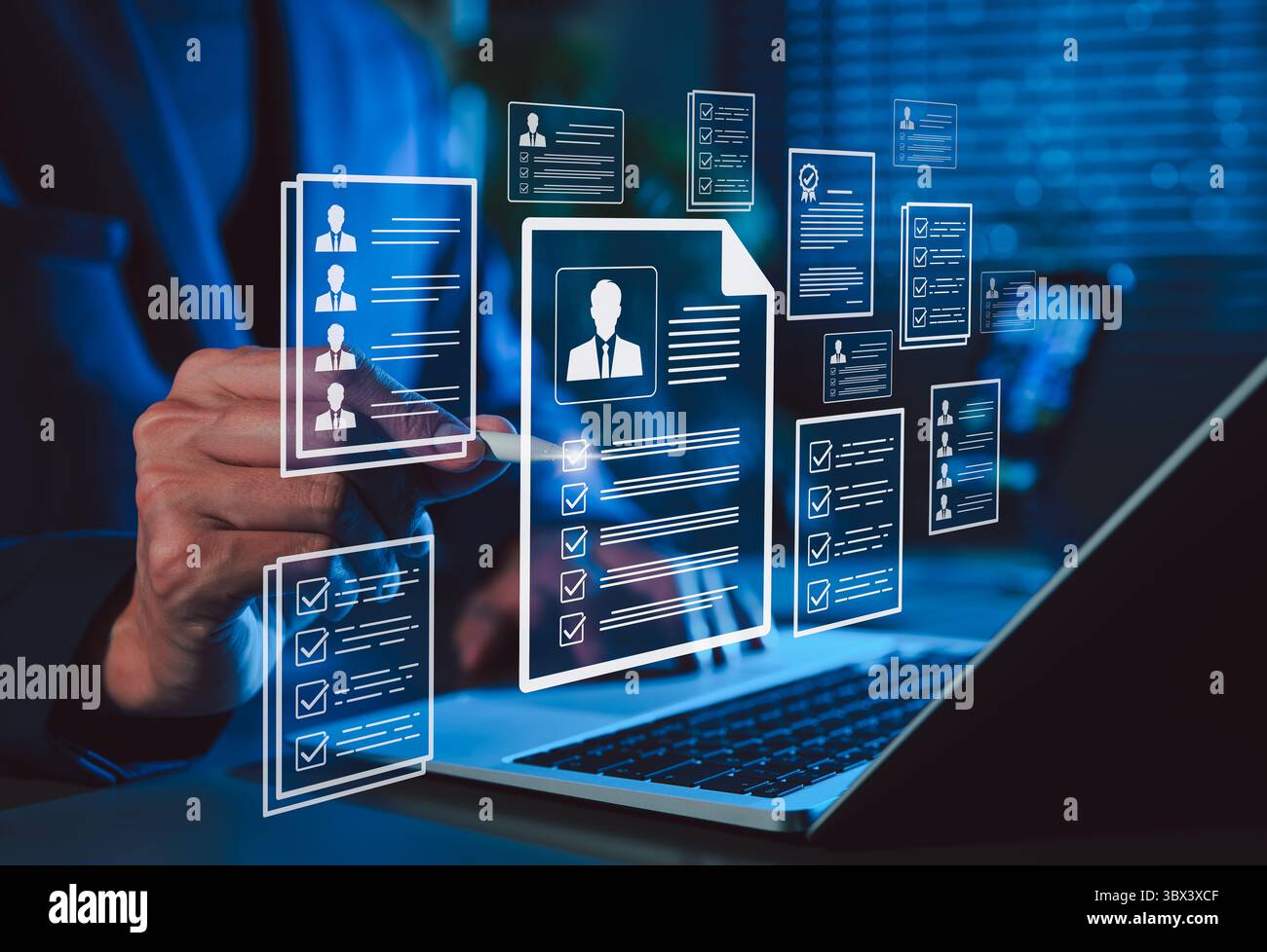 Screening digitale del curriculum da parte di hr Professional. Il responsabile delle risorse umane valuta i curriculum vitae o CV online, il moderno processo di selezione dei candidati e delle assunzioni Foto Stock