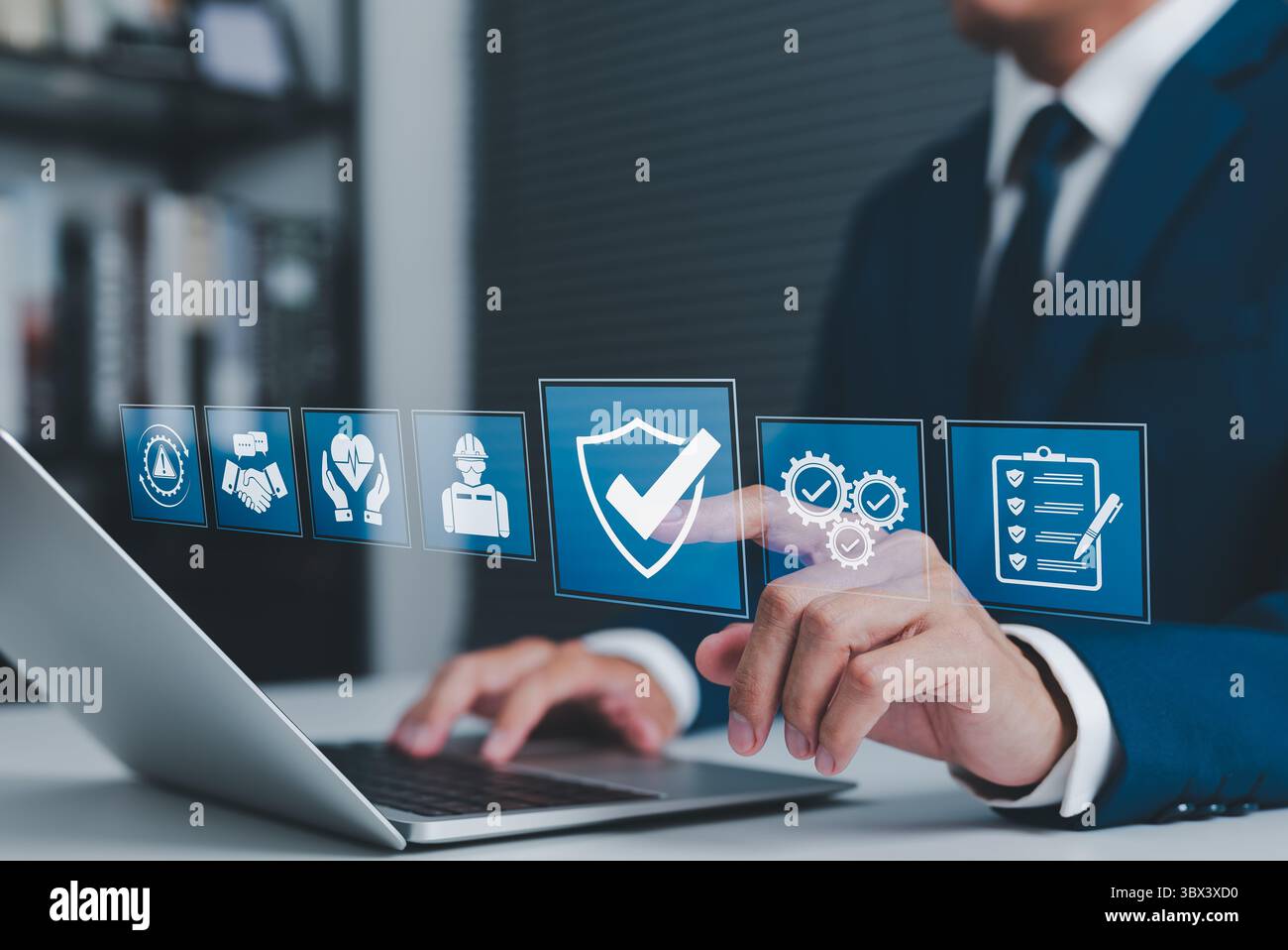 Concetto di sicurezza e conformità sul lavoro. Uomo d'affari che utilizza laptop con icone di sicurezza, conformità, controllo qualità e gestione dei rischi, Foto Stock
