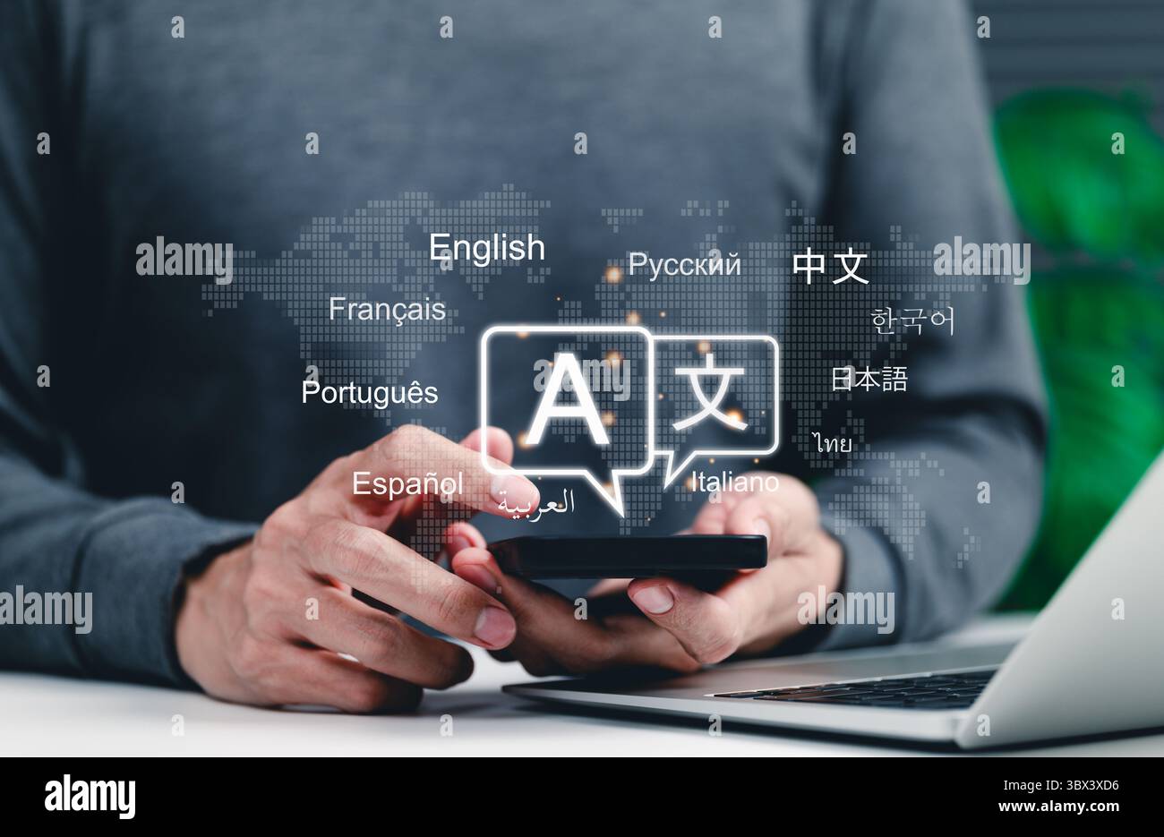 Traduzione multilingue, concetto di comunicazione. Uomo che utilizza il telefono con icone in varie lingue, traduzione in lingua globale, tecnologia multilingue Foto Stock