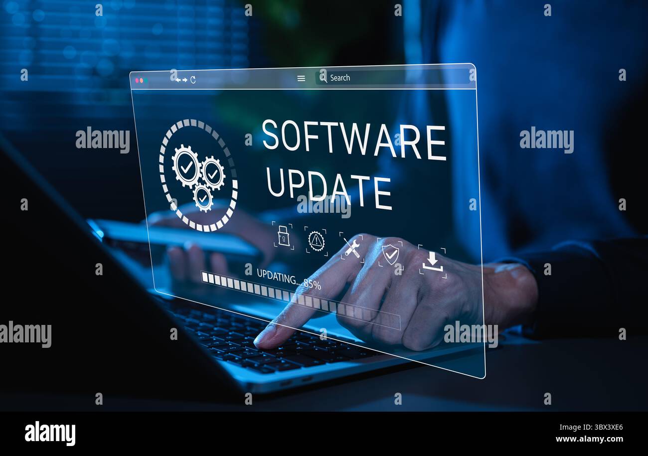 Informazioni sull'aggiornamento software e sull'aggiornamento del sistema. Persona che tiene il telefono mentre utilizza un computer portatile con interfaccia di avanzamento dell'aggiornamento software e sicurezza, tecnologia Foto Stock