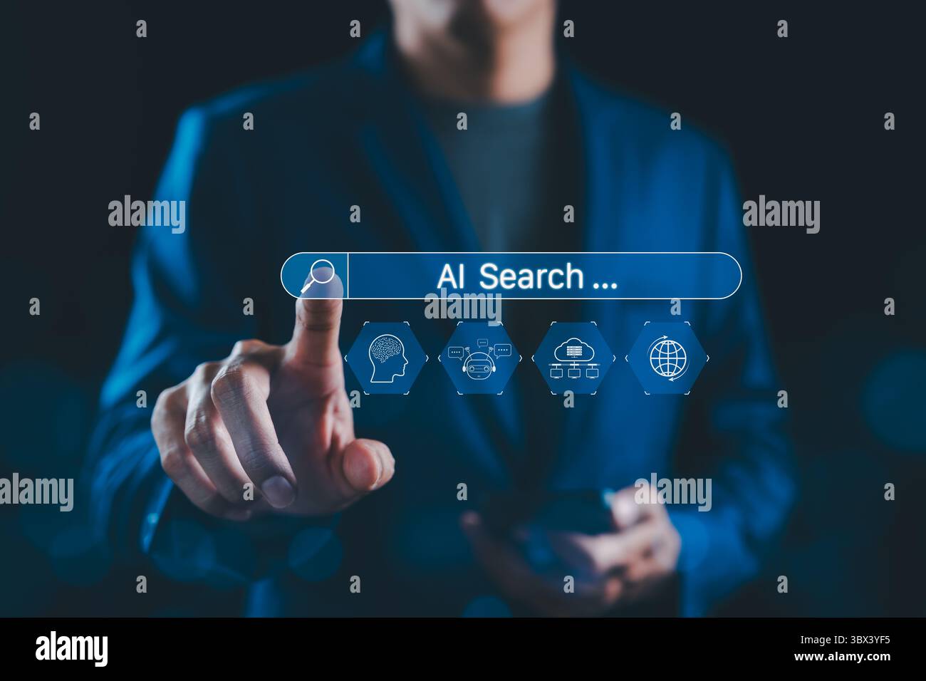 Concetto di tecnologia ai Search Engine. Una persona interagisce con la barra di ricerca ricerca ai Search, che rappresenta intelligenza artificiale, chatbot, cloud di dati, c. Globale Foto Stock