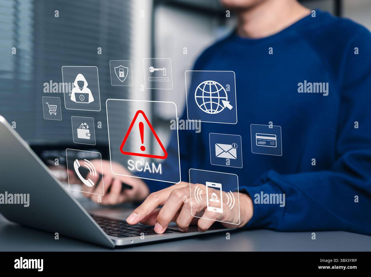 Avviso di truffa con icone di cibersicurezza. Uomo che tiene in mano uno smartphone mentre utilizza un computer portatile, cartello di avvertimento per truffe con icone di minacce online, phishing, Foto Stock