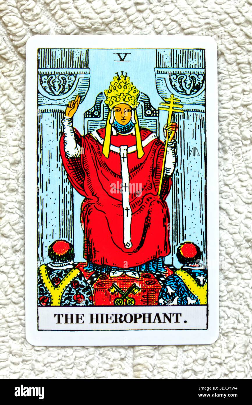 L'Ierofante. numero 5. Studio di registrazione individuale Tarocchi su sfondo testurizzato. Data: Luglio 2025 Foto Stock