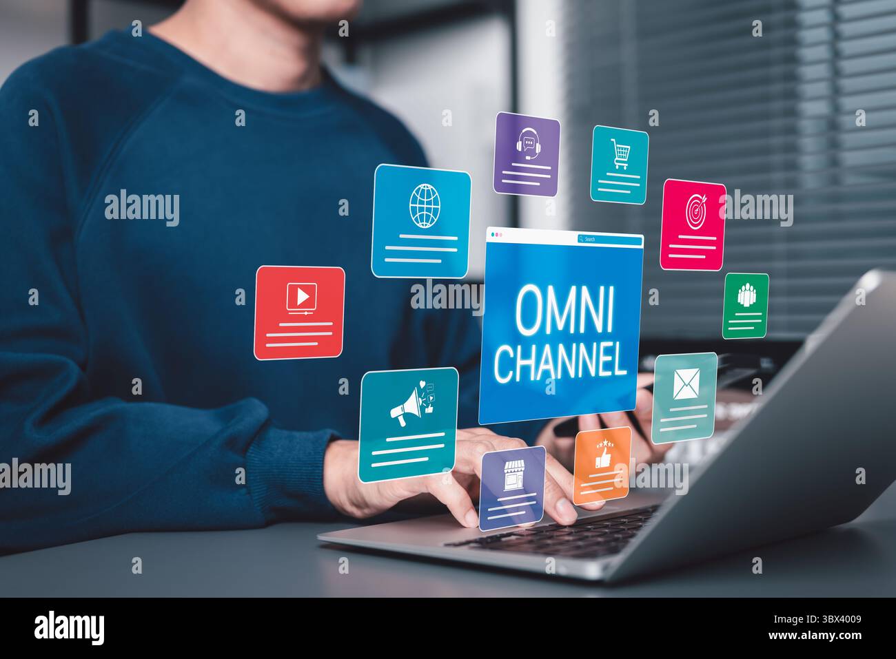 Omni Channel Digital Marketing and e-Commerce Concept. Uomo d'affari con un'icona di mercato omnicanale, coinvolgimento dei clienti, vendite online, annunci a mezzo stampa, Foto Stock