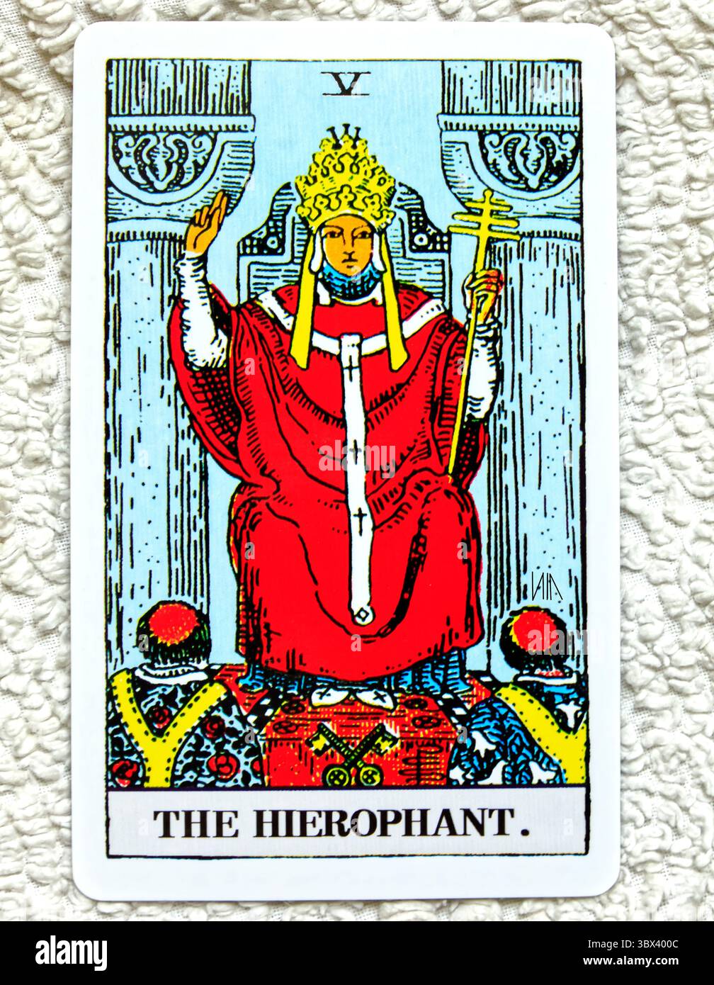 L'Ierofante. numero 5. Studio di registrazione individuale Tarocchi su sfondo testurizzato. Data: Luglio 2025 Foto Stock