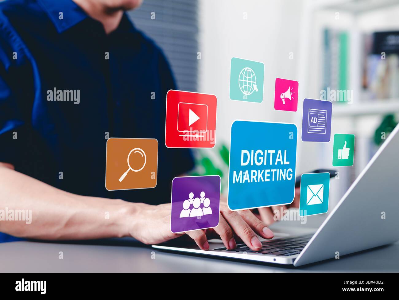 Concetto di strategia di marketing digitale. Una persona che utilizza un laptop con icone di marketing digitale che rappresentano SMM SEO SEM, video, e-mail, Web, pubblicità, ad, Foto Stock