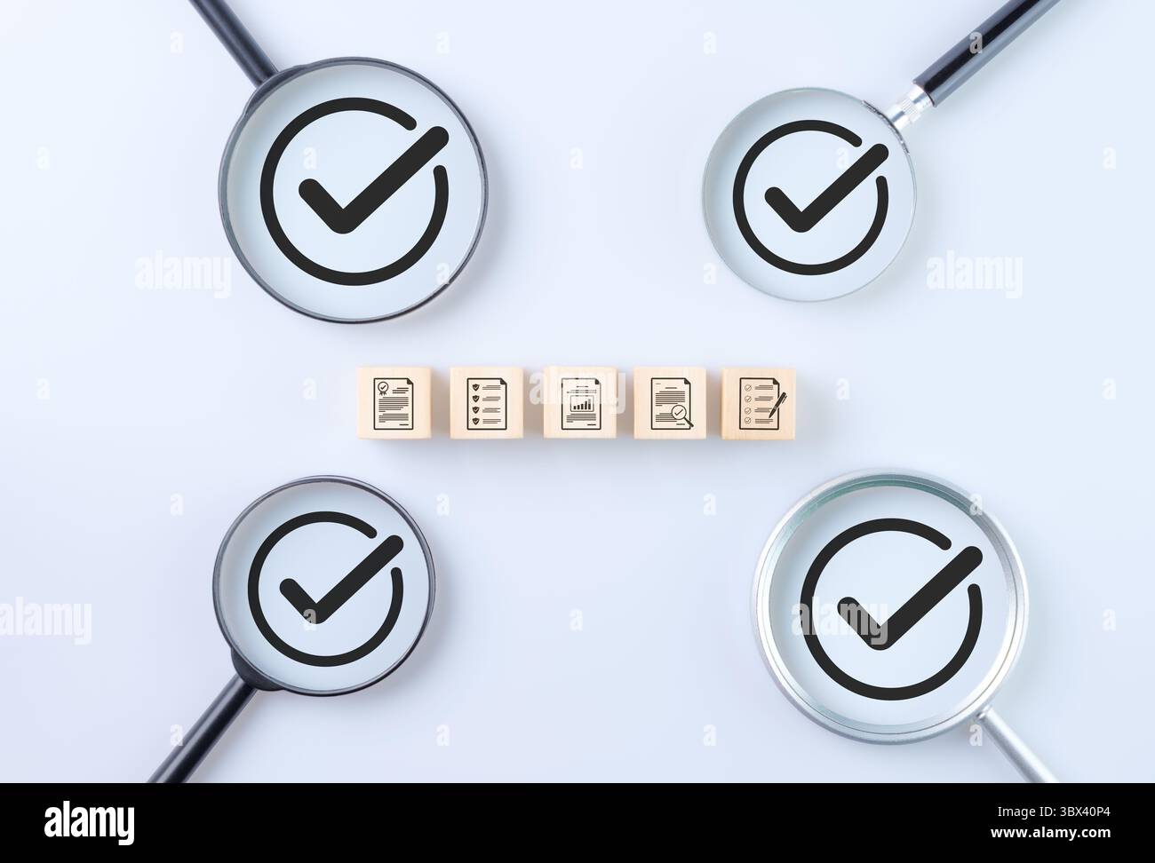 Garanzia di qualità e certificazione standard. Blocchi di legno con revisione del documento e icona della lista di controllo. lente di ingrandimento con segni di spunta Foto Stock
