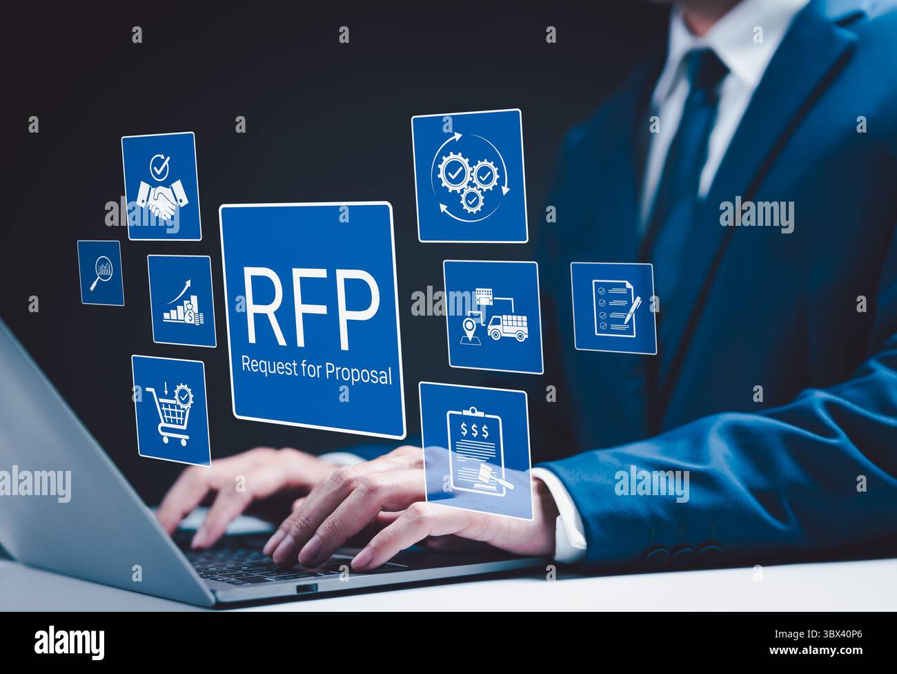 RFP, richiesta di proposta concetto aziendale. Uomo d'affari che lavora su un laptop con un'icona che rappresenta il processo di richiesta di proposta (RFP), Foto Stock