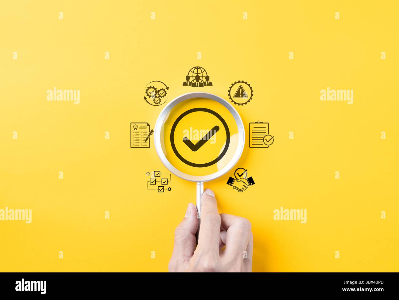 Concetto di garanzia di qualità e certificazione di conformità. Lente d'ingrandimento focalizzata sul segno di spunta con icone di qualità, checklist e conformità, Foto Stock