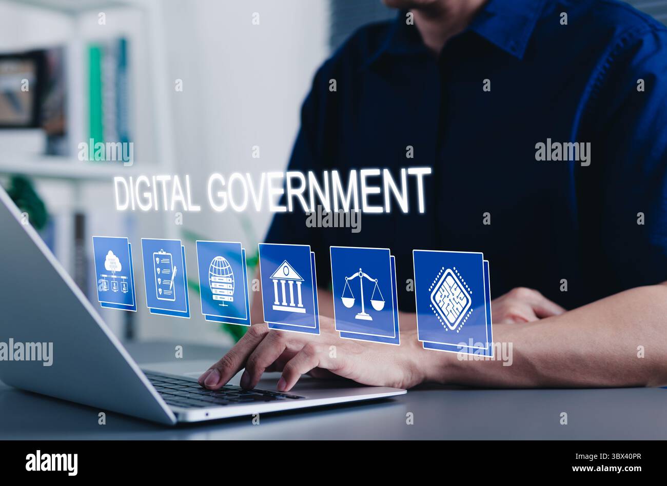 Trasformazione digitale della pubblica amministrazione e servizi pubblici online. Una persona che utilizza un notebook con icone governative digitali dati cloud, normative, leggi, online Foto Stock