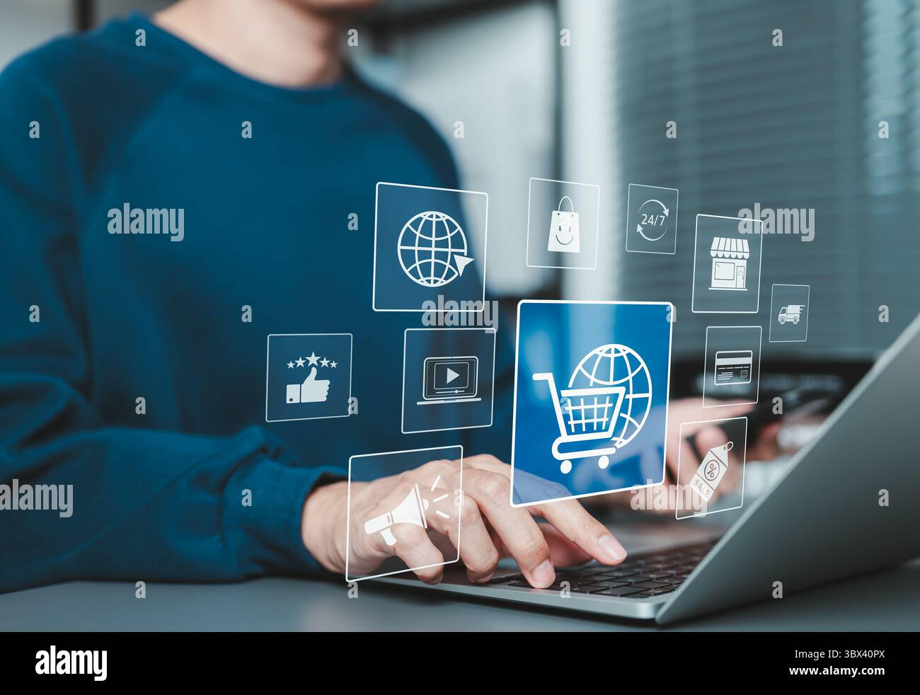 Shopping online ed e-commerce. Un uomo che utilizza un computer portatile e un telefono con l'icona dell'e-commerce, carrello, etichetta sconto, camion per consegne, negozio online Foto Stock