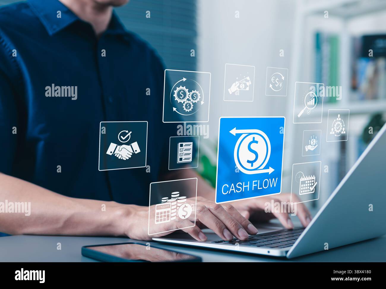 Gestione del flusso di cassa e concetto di analisi finanziaria. Uomo d'affari che utilizza un laptop con icone che rappresentano il flusso di cassa, la gestione finanziaria, il budget, Foto Stock