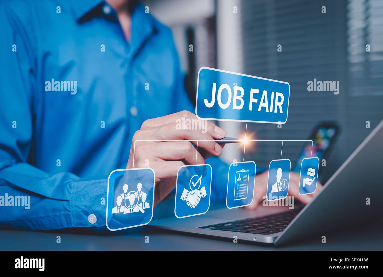 Concetto di Job Fair and Recruitment Technology. L'uomo d'affari utilizza un notebook con icone che rappresentano la fiera del lavoro, il reclutamento, la revisione del curriculum, l'assunzione, Foto Stock