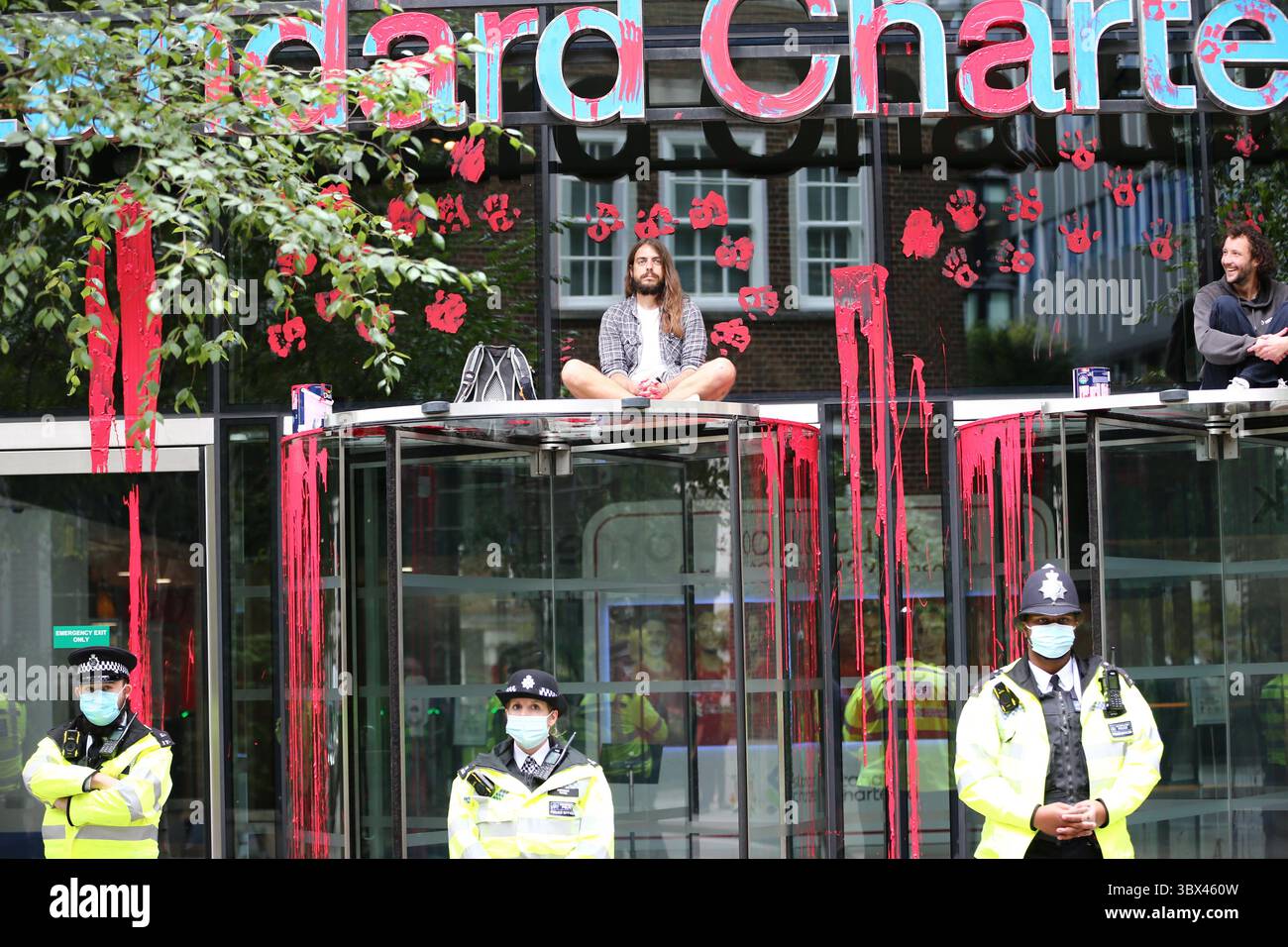 27 agosto 2021, Londra, Inghilterra, Regno Unito: Gli attivisti della ribellione del denaro dipinsero di rosso l'ingresso della Standard Chartered Bank nella City di Londra. (Immagine di credito: © Tayfun Salci/ZUMA Press Wire) Foto Stock