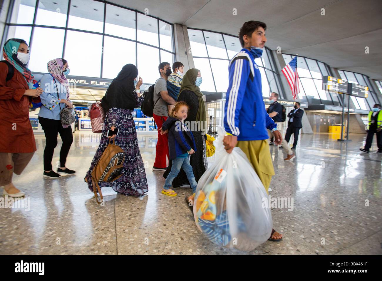 27 agosto 2021, Monaco di Baviera, Germania: WASHINGTON DC, USA - AGOSTO 27: rifugiati afghani evacuati da Kabul, arrivano all'aeroporto internazionale Dulles di Washington, DC, Stati Uniti il 27 agosto 2021 a Washington DC, USA. (Immagine di credito: © Ali Khaligh/ATPImages tramite ZUMA Press Wire) Foto Stock