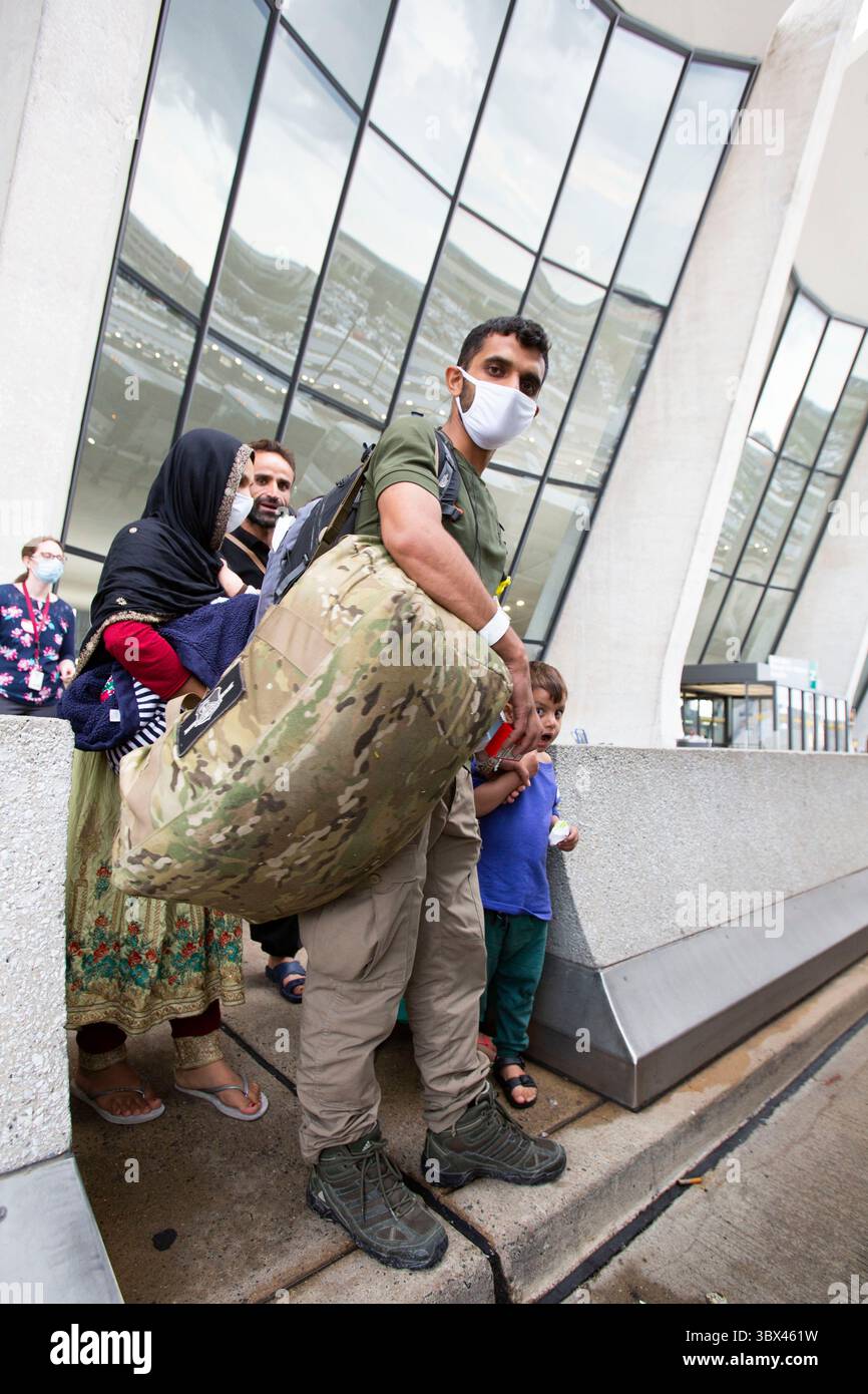 27 agosto 2021, Monaco di Baviera, Germania: WASHINGTON DC, USA - AGOSTO 27: rifugiati afghani evacuati da Kabul, arrivano all'aeroporto internazionale Dulles di Washington, DC, Stati Uniti il 27 agosto 2021 a Washington DC, USA. (Immagine di credito: © Ali Khaligh/ATPImages tramite ZUMA Press Wire) Foto Stock