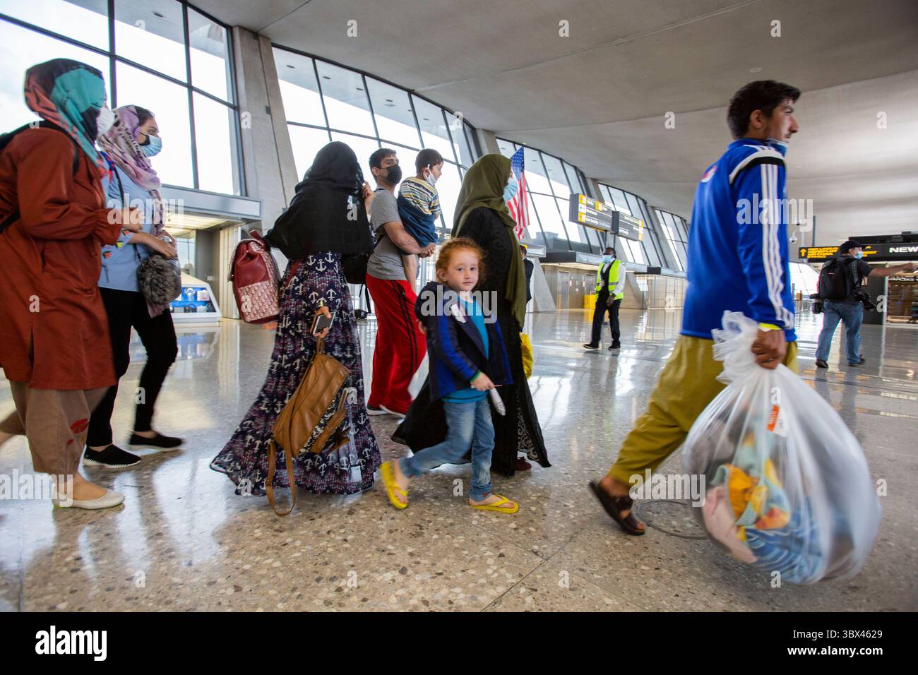 27 agosto 2021, Monaco di Baviera, Germania: WASHINGTON DC, USA - AGOSTO 27: rifugiati afghani evacuati da Kabul, arrivano all'aeroporto internazionale Dulles di Washington, DC, Stati Uniti il 27 agosto 2021 a Washington DC, USA. (Immagine di credito: © Ali Khaligh/ATPImages tramite ZUMA Press Wire) Foto Stock