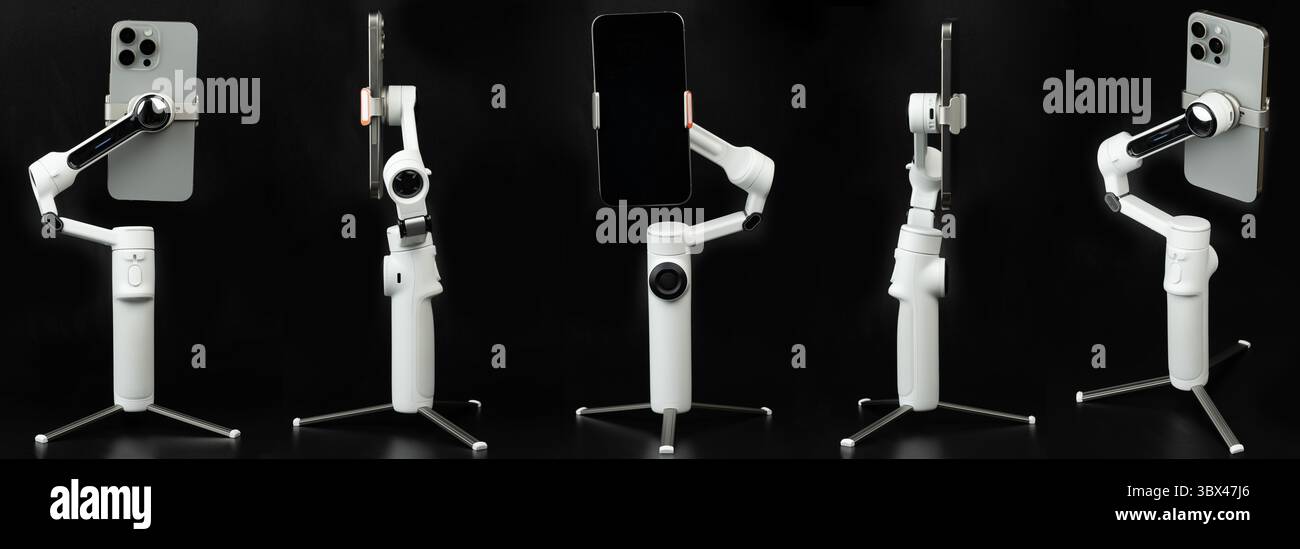 Smartphone dotato di gimbal stabilizzatore per la registrazione di selfie con visualizzazione diversa isolata sullo sfondo dello studio Foto Stock