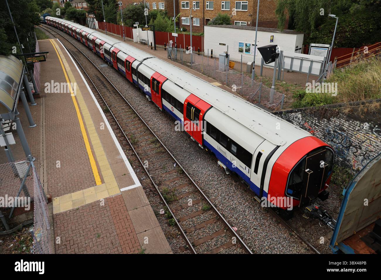 I nuovi treni della Stock Piccadilly Line 2024 arrivano a Londra, passando per la stazione di Drayton Green, il 17 luglio 2025. Treni della metropolitana di New London. Foto Stock