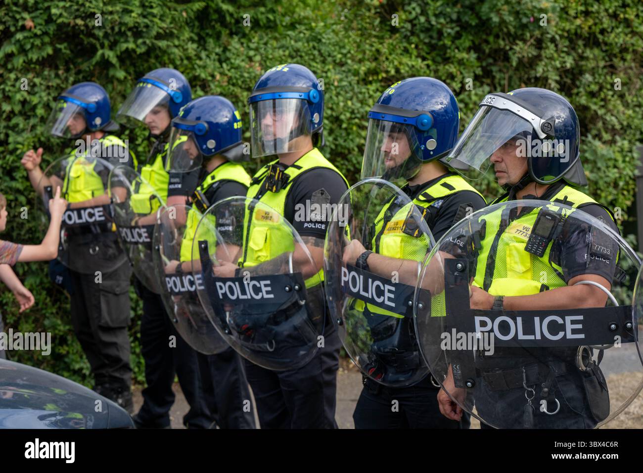 Epping Essex 17 luglio 2025 Un piccolo gruppo di manifestanti pro immigranti è rimasto intrappolato nel mezzo di Epping da manifestanti locali e anti immigranti. I manifestanti pro immigranti erano protetti dalla polizia dell'Essex, alcuni in equipaggiamento antisommossa con scudi. Crediti: Ian Davidson/Alamy Live News Foto Stock