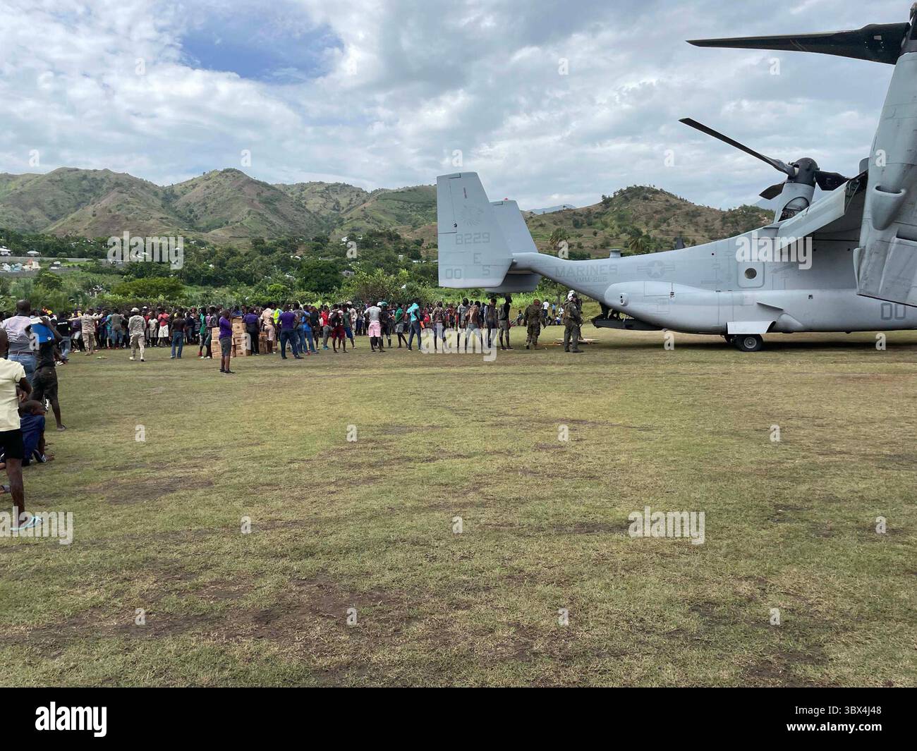 31 agosto 2021: Una folla si schiera il 21 agosto 2021 per dare il benvenuto a un aereo militare statunitense che abbandonava gli aiuti a Les Anglais per le vittime del terremoto del 14 agosto 2021 ad Haiti. La remota comunità nel sud di Haiti è stata duramente colpita dal disastro. (Immagine di credito: © Jacqueline Charles/TNS via ZUMA Press Wire/TNS via ZUMA Press Wire) Foto Stock
