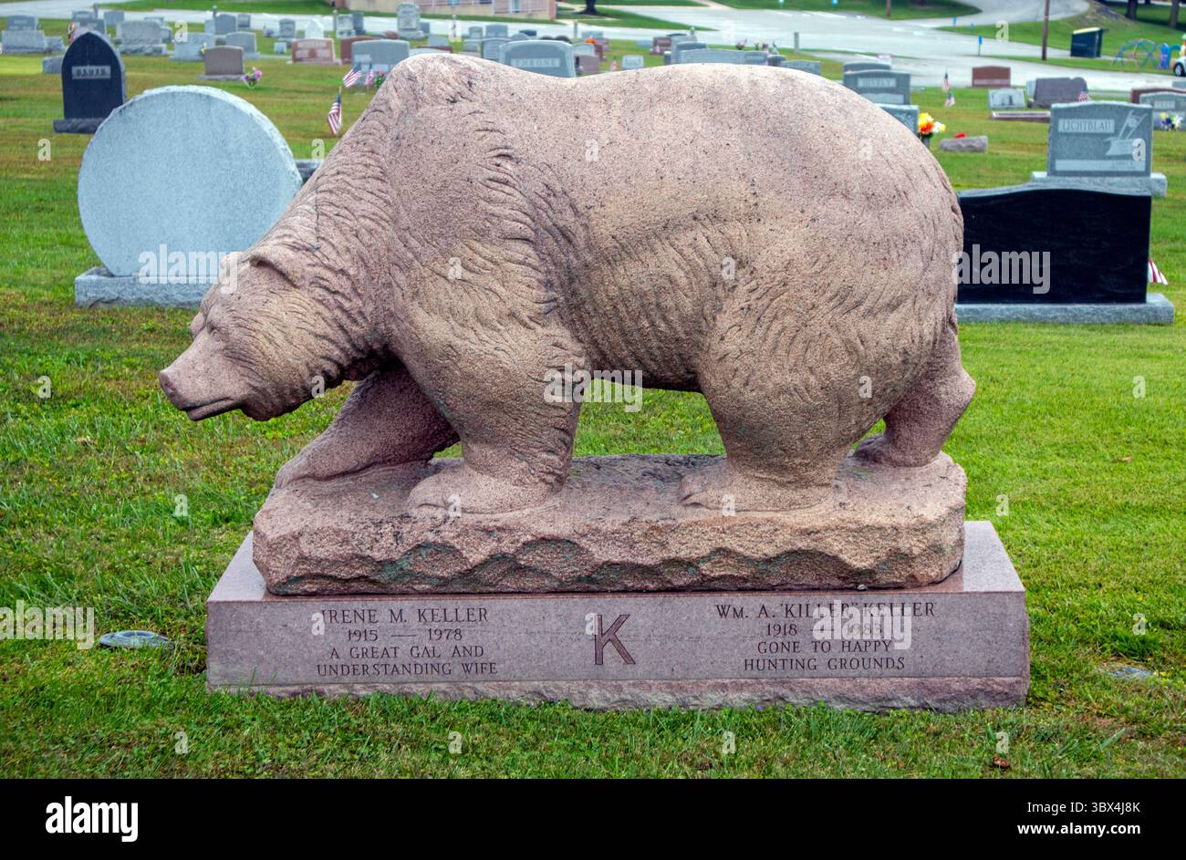 Un'unica lapide a forma di orso si erge sul monte Cimitero di Zion a York, Pennsylvania: Un insolito e toccante tributo alla pietra. Foto Stock