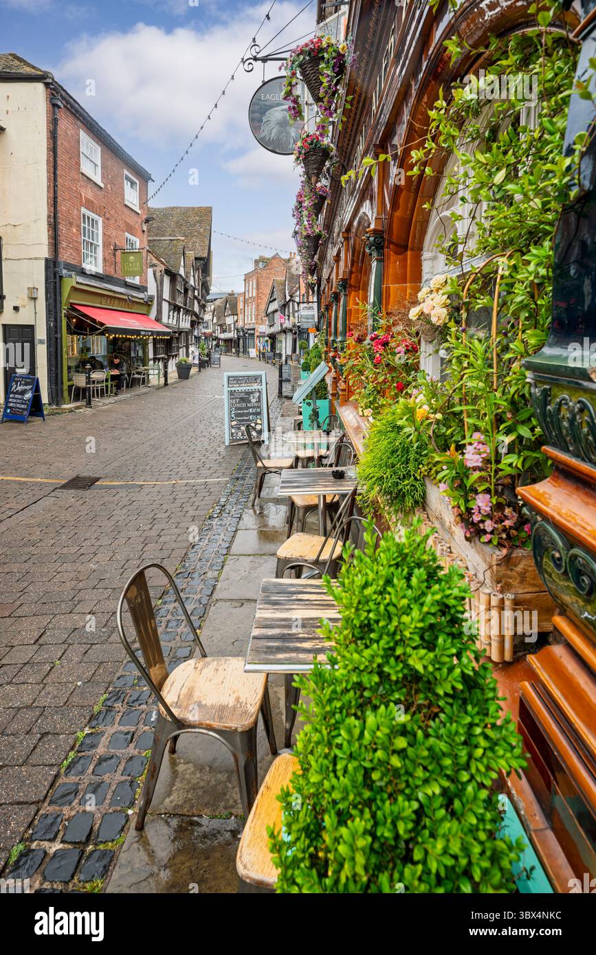 Storica Eagle Vaults Tavern in Friar Street, fiancheggiata da case Tudor in legno, a Worcester, Worcestershire, Regno Unito, il 15 luglio 2025 Foto Stock