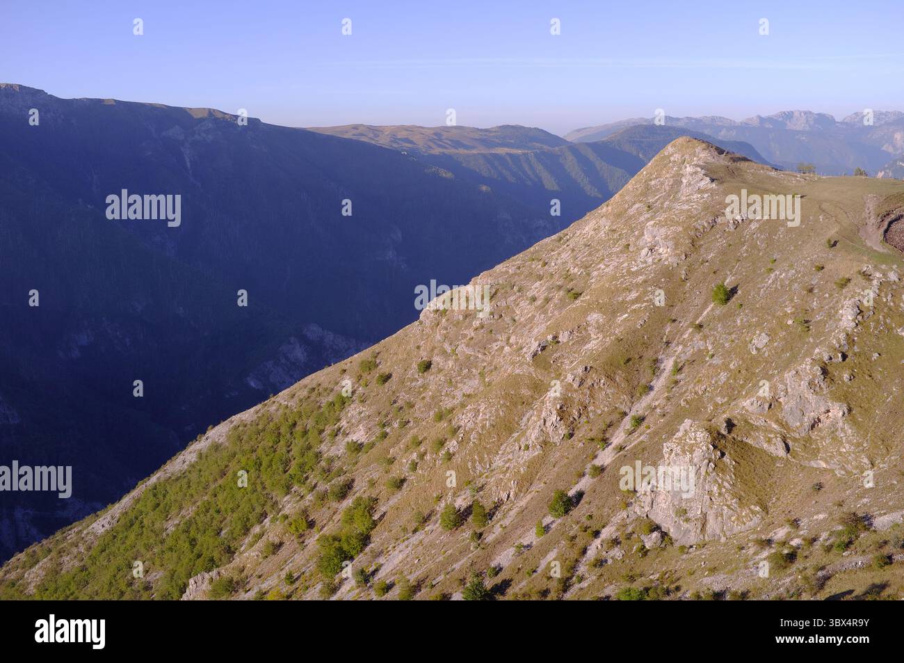 Foto astratte forma le montagne e la vetta del punto panoramico di Lukomir, Bosnia ed Erzegovina Foto Stock
