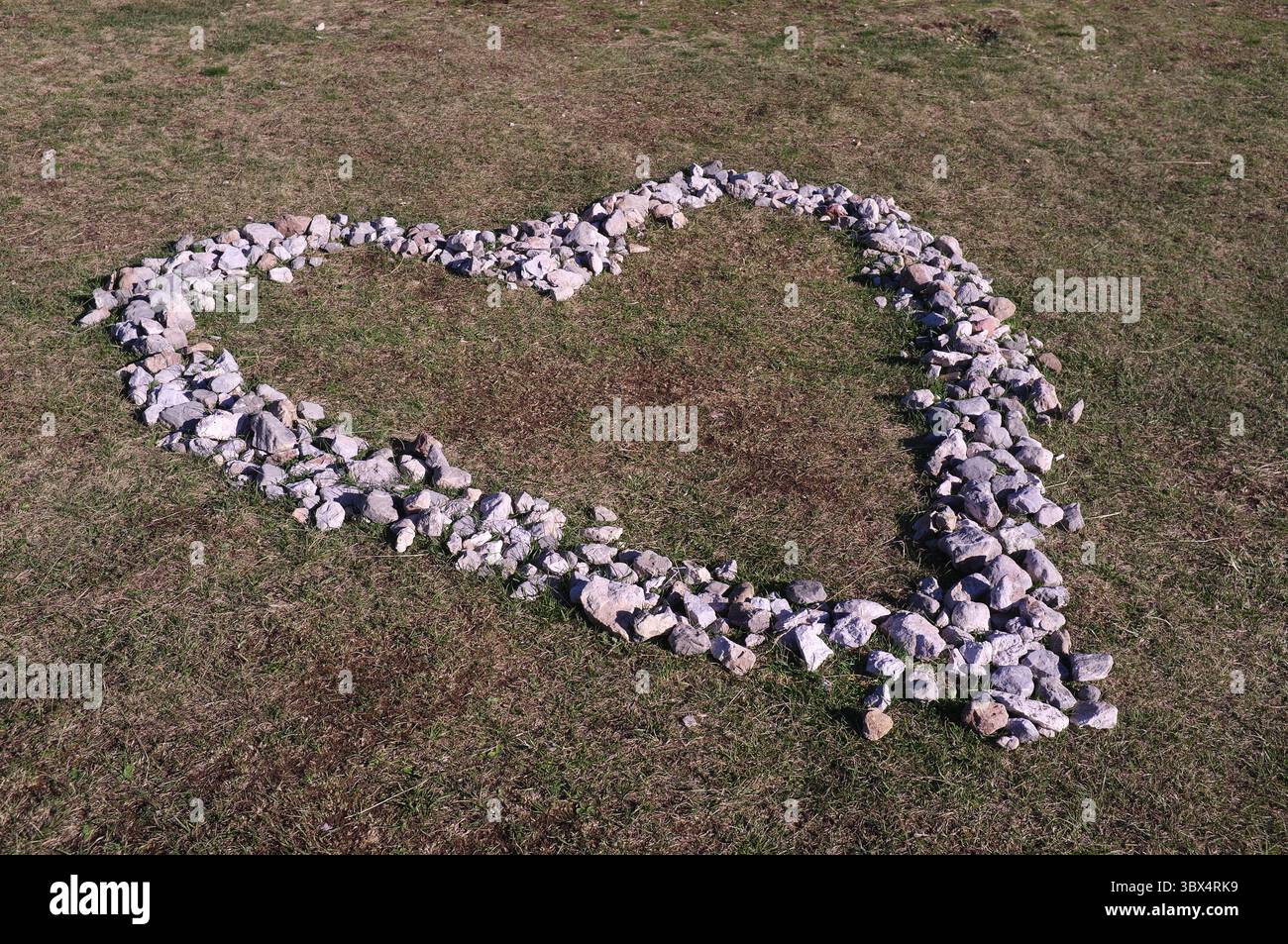Forma a cuore di pietre su erba secca, Lukomir, Bosnia ed Erzegovina Foto Stock