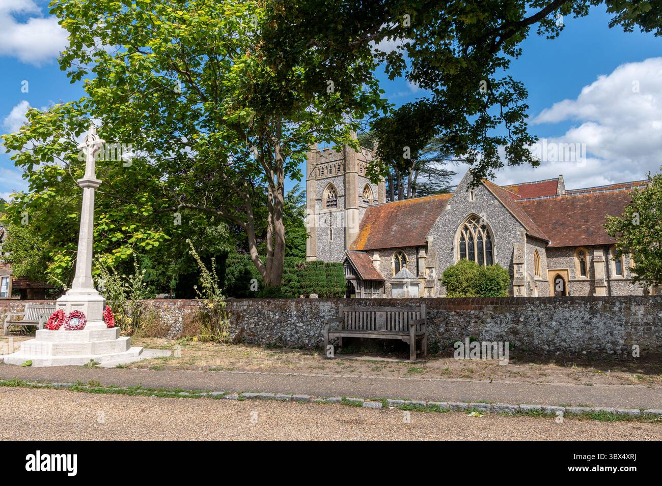 St Mary the Virgin Church nel villaggio di Hambleden, Buckinghamshire, Inghilterra, Regno Unito, con il monumento alla guerra Foto Stock