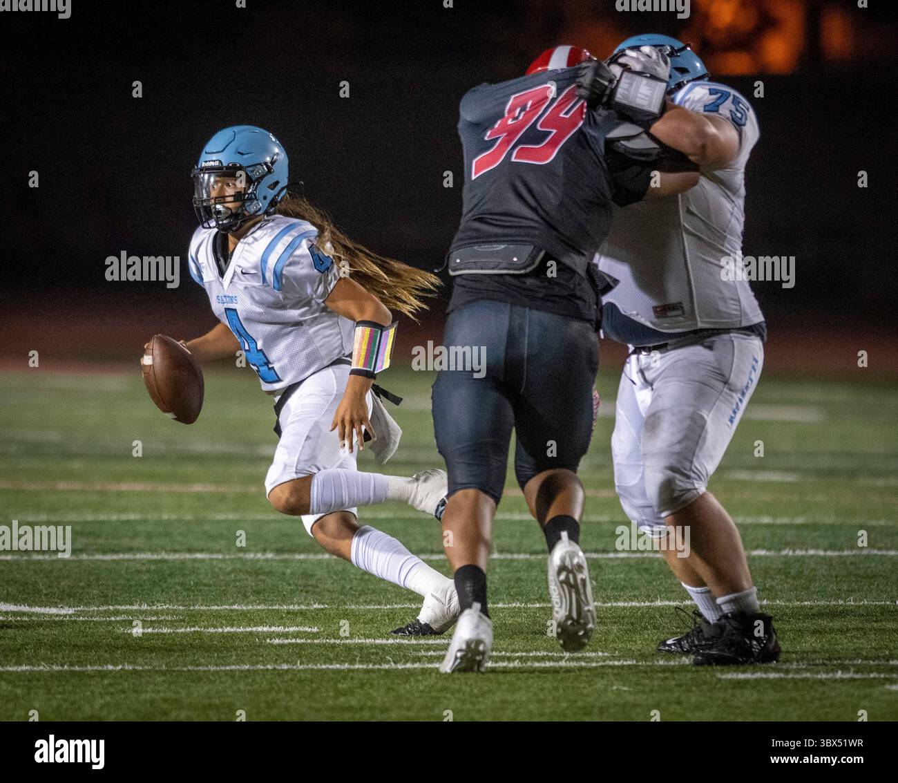 2 settembre 2021, Long Beach, California, Stati Uniti: Il Trevor KE'enan lagarde di North Torrance (4) si allontana da Rahkeen Moore di Lakewood (99) e Jack o'Connell di North Torrance (75) durante una partita di football non-League tra Lakewood High e North Torrance High al Veterans Stadium di Long Beach CA il 2 settembre 2021. (Immagine di credito: © Michael Goulding/ZUMA Press Wire) Foto Stock